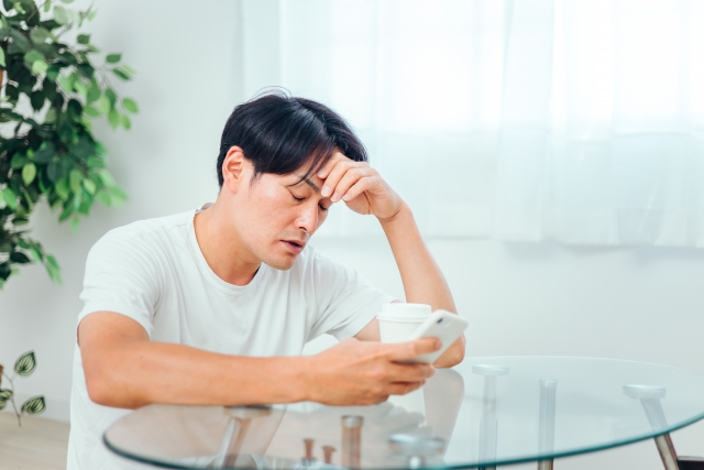 発熱後の倦怠感で横になっている人のイメージ