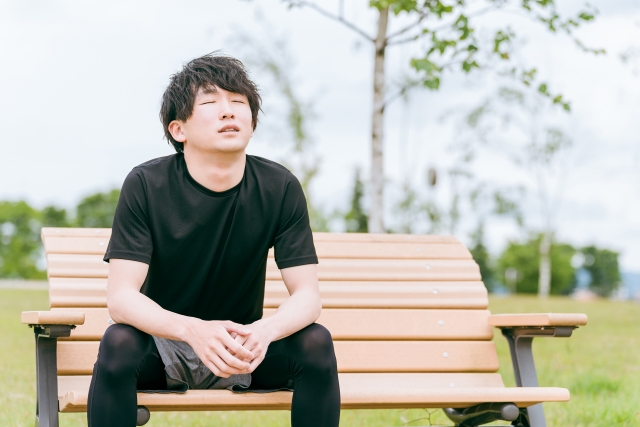 発熱後の倦怠感で悩む様子